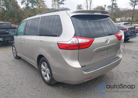 2015 Toyota Sienna Le 8 Passenger z USA, uszkodzony, nr VIN 5TDKK3DC2FS571391